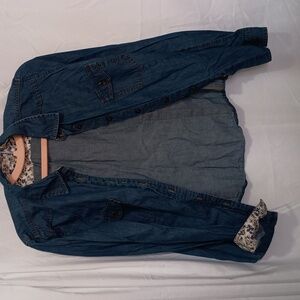 👻 SALE 👻 Denim Blouse Small PTP 18 S